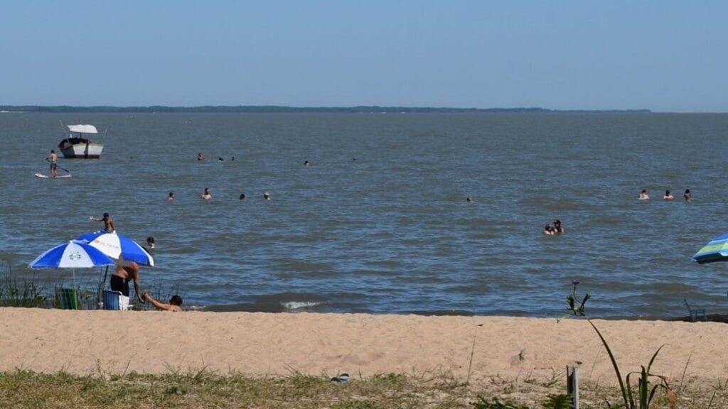 Verão no RS: destinos para se refrescar e curtir a natureza 9 Praia de Tapes Foto Prefeitura de Tapes 2